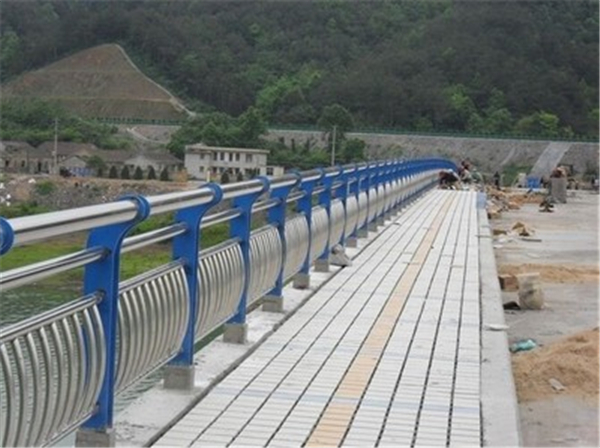 泸州不锈钢桥梁护栏的特性及其在现代建筑中的应用